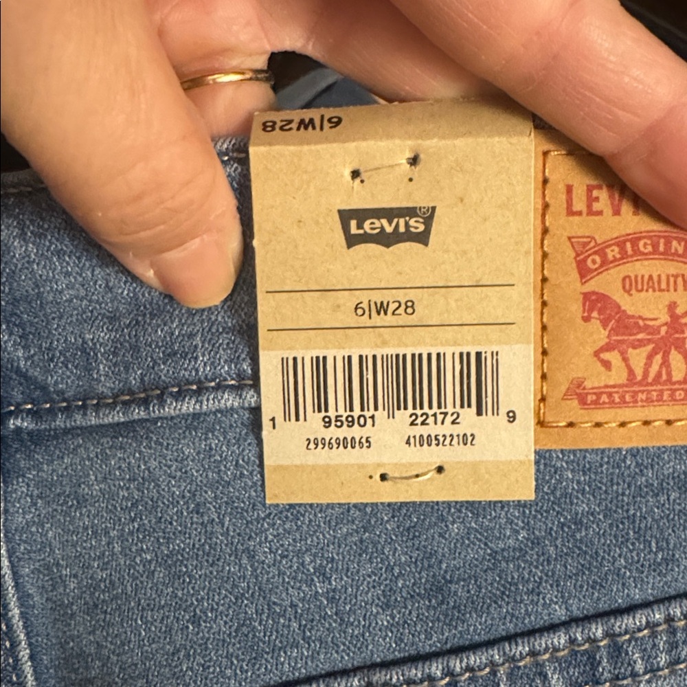 NWT • Levi's • Women's Classic Bermuda Shorts • Size 6/W28 • 😍 • Hypersoft • 💙 - Picture 8 of 11